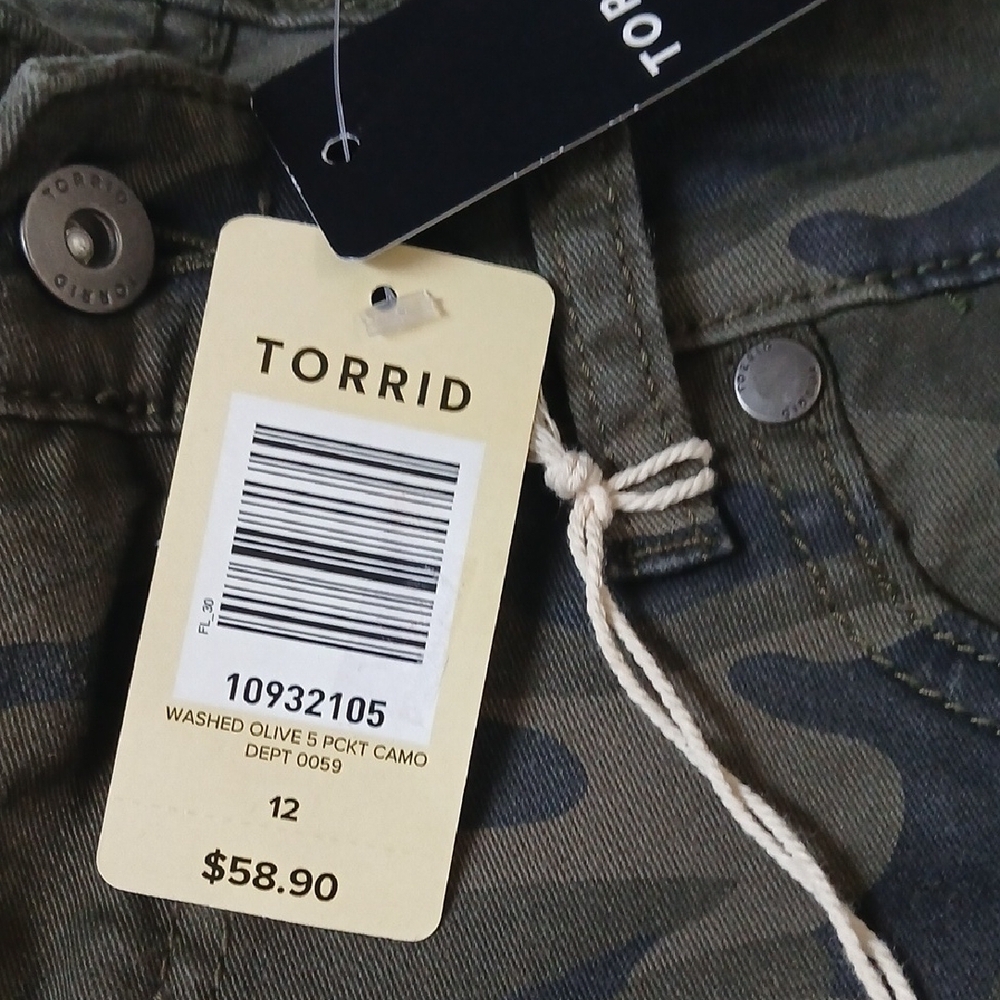 Torrid Camouflage Print Cropped Pants Size 12 Cotton/Spandex Blend - Picture 14 of 16